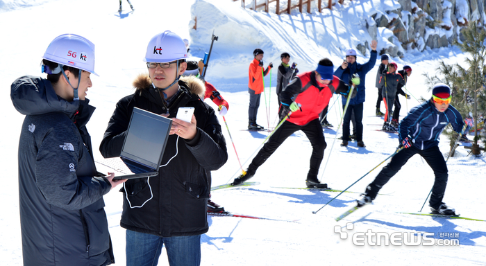 KT가 평창동계올림픽에서 세계 최초로 5세대(G) 통신 서비스를 시범 실시했다. 강원도 평창동계올림픽 경기장에서 KT 직원이 5G 통신시스템을 점검하는 모습.