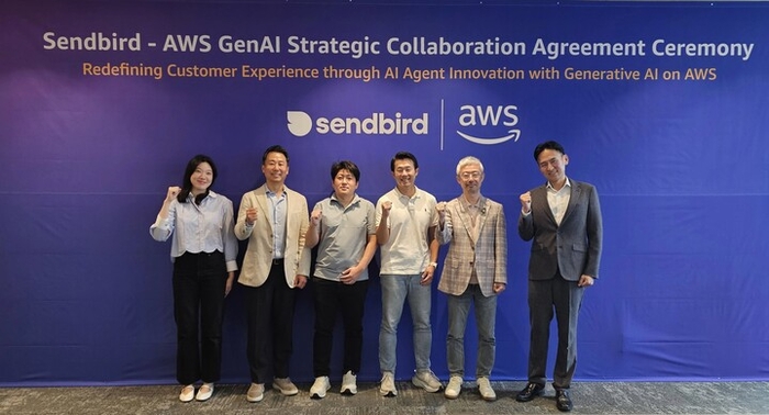 센드버드와 아마존웹서비스(AWS) 전략적 협력 협약식에서 구정진 센드버드 CTO(왼쪽 세번째) 등 양사 관계자들이 사진촬영을 하고 있다. 센드버드 제공