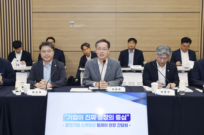 정부가 13일 중견기업 스케일업 릴레이 현장 간담회를 개최하고 중견기업의 애로사항을 청취했다. (왼쪽부터) 왼쪽부터 문신학 산업통상자원부 차관, 이형일 기획재정부 차관, 남동일 공정거래위원회 부위원장.[기재부 제공]