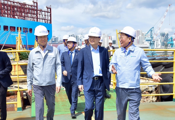 HD현대중공업 울산조선소를 방문한 조현 외교부 장관(가운데)이 HD현대 조석 부회장(오른쪽)과 이상균 사장(왼쪽)의 안내를 받아가며 차세대 이지스 구축함 건조 현장을 둘러보고 있다. 〈HD현대중공업 제공〉