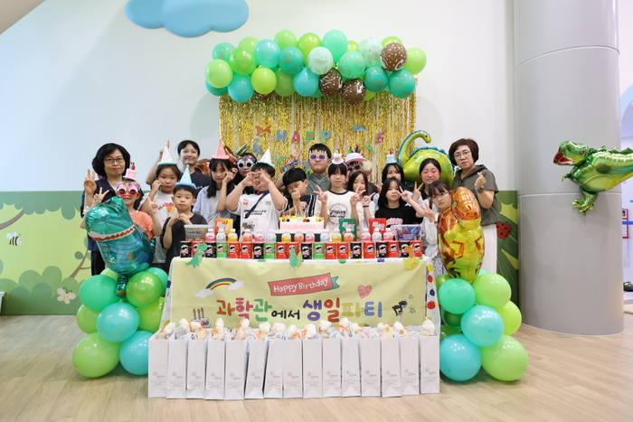 국립광주과학관은 12일 지역아동센터 광주지원단(단장 최강님)과 협력해 어린이과학관에서 '8월 미래 과학자들의 생일파티'를 개최했다.