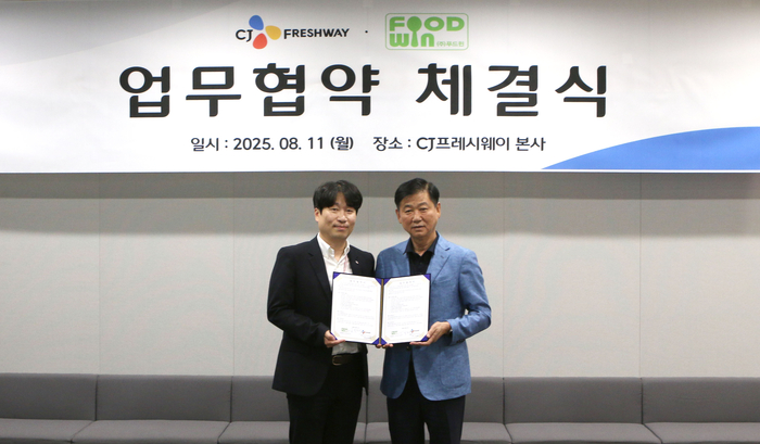 지난 11일 서울시 마포구 CJ프레시웨이 상암본사에서 김재용 CJ프레시웨이 급식사업담당(왼쪽)과 김봉환 푸드윈 대표이사가 업무협약 체결 후 기념사진을 촬영하고 있다.