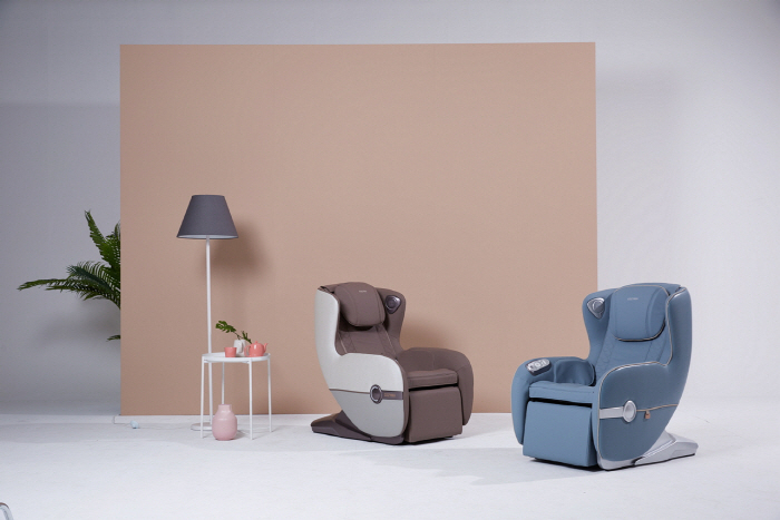 코지마가 2020년 선보인 소파형 안마의자 '컴피체어'