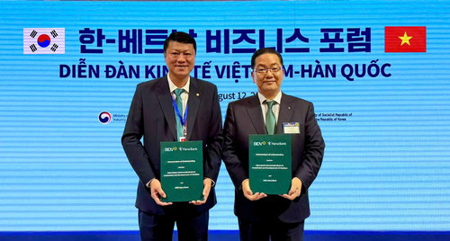 지난 12일 서울시 롯데호텔 본관 크리스탈볼룸에서 열린 '한국 베트남 비즈니스 포럼'에서 베트남투자개발은행(BIDV)과 '국가 간 QR결제 서비스 활성화를 위한 업무협약'을 체결하고 이호성 하나은행장(오른쪽)이 레 응옥 람 베트남투자개발은행장과 함께 협약서를 들고 기념촬영을 하고 있다.
