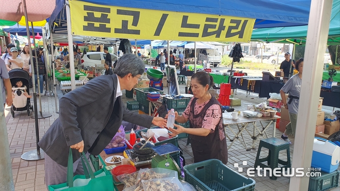 강원중기청, 시장 상인·노점상에게 얼음물, 부채 등 나눔 활동