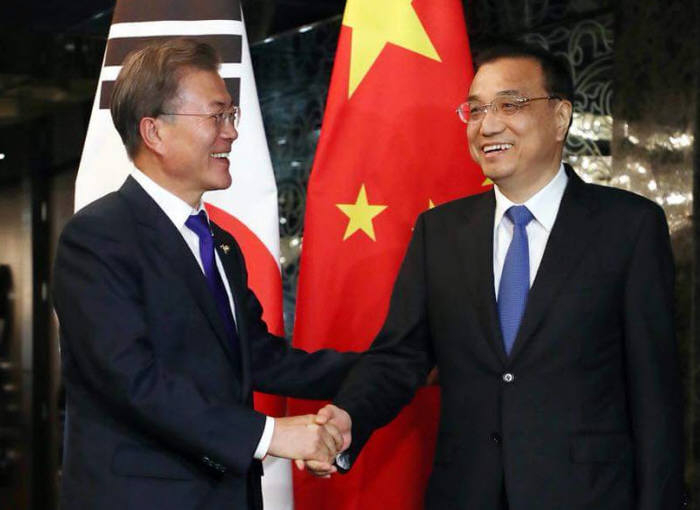 문재인 전 대통령이 2017년 11월 리커창 당시 중국 총리와 회담을 갖고 사드보복 이후 양국 관계 개선을 제안했다.