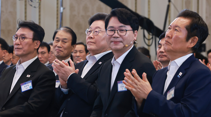 이재명 대통령이 13일 청와대 영빈관에서 열린 국정기획위원회 국민보고대회에서 이한주 국정기획위원장의 발표 소개에 박수치고 있다.      오른쪽부터 더불어민주당 정청래 대표, 이한주 국정기획위원장, 이재명 대통령, 김민석 국무총리. 연합뉴스