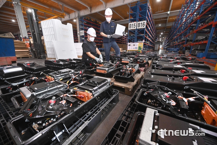 정부가 가전·배터리 자원 재활용과 핵심광물 공급망 안정화를 위해 순환경제 산업 규제를 완화했다. 주말 경기도 일산 인선모터스 직원이 골프카트 배터리 이상유무를 점검하고 있다.  박지호기자 jihopress@etnews.com