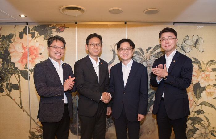 과학기술정보통신부와 산업통상자원부가 14일 서울 광화문 세종문화회관에서 장·차관 고위급 회의를 개최했다. 왼쪽부터 문신학 산업부 1차관, 배경훈 과기정통부 장관,  김정관 산업부 장관, 류제명 과기정통부 2차관. 과기정통부 제공