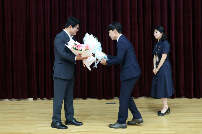 권재한 제 32대 농촌진흥청장이 14일 전북 전주시 농촌진흥청 국제회의장에서 열린 이임식에서 직원들에게 꽃다발을 받고 있다. (사진=농촌진흥청)