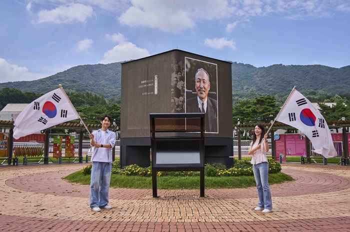 SK텔레콤은 독립기념관과 광복 80주년을 맞아 인공지능(AI) 기술로 복원한 독립운동가들의 생생한 모습과 목소리를 담은 특별 영상을 공개한다고 14일 밝혔다. 고화질로 복원한 독립운동가의 영상을 관람하고, 또렷하게 복원된 독립운동가의 육성을 들을 수 있는 LED 미디어큐브.
