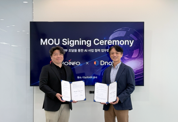정무경 디노티시아 대표(오른쪽)와 두군철 스코인포 대표가 업무협약(MOU) 체결 기념 촬영을 하고 있다. (사진=디노티시아)
