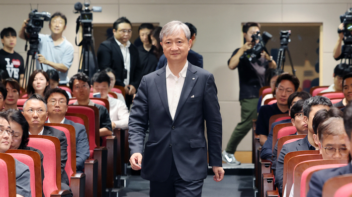 취임식 입장하는 이찬진 신임 금감원장
     (서울=연합뉴스) 임화영 기자 = 이찬진 신임 금융감독원장이 14일 서울 여의도 금융감독원에서 열린 취임식에 입장하고 있다. 2025.8.14
     hwayoung7@yna.co.kr
 (끝)