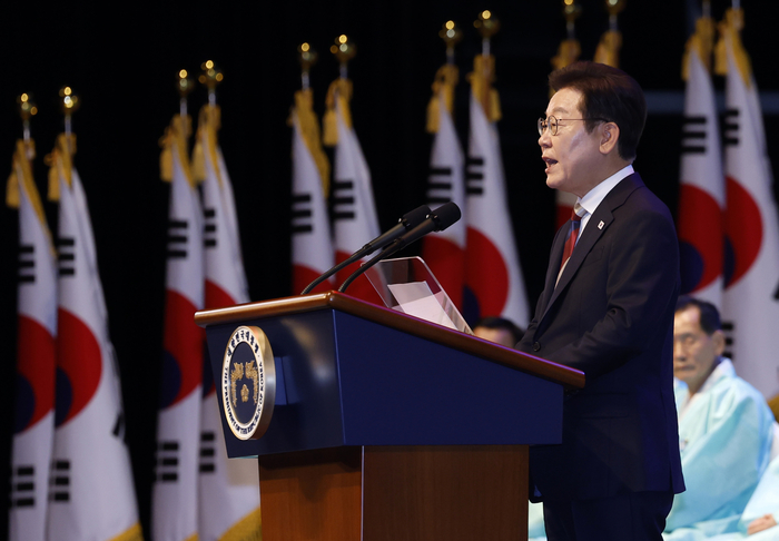 80주년 광복절 경축사 하는 이재명 대통령
     (서울=연합뉴스) 홍해인 기자 = 이재명 대통령이 15일 서울 세종문화회관에서 열린 80주년 광복절 경축식에서 경축사를 하고 있다. 2025.8.15 [대통령실통신사진기자단]
     hihong@yna.co.kr
 (끝)