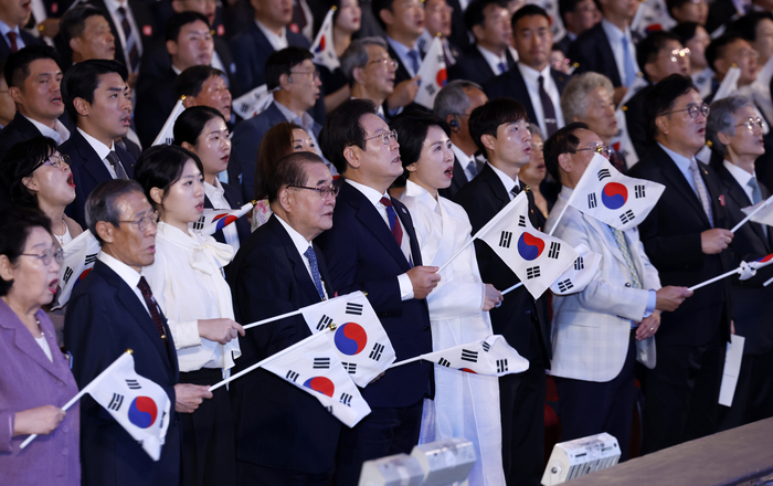 이재명 대통령 부부, 광복절 노래 제창
     (서울=연합뉴스) 홍해인 기자 = 이재명 대통령과 김혜경 여사가 15일 서울 세종문화회관에서 열린 80주년 광복절 경축식에서 참석자들과 함께 태극기를 흔들며 광복절 노래를 제창하고 있다. 2025.8.15 [대통령실통신사진기자단]
     hihong@yna.co.kr
 (끝)