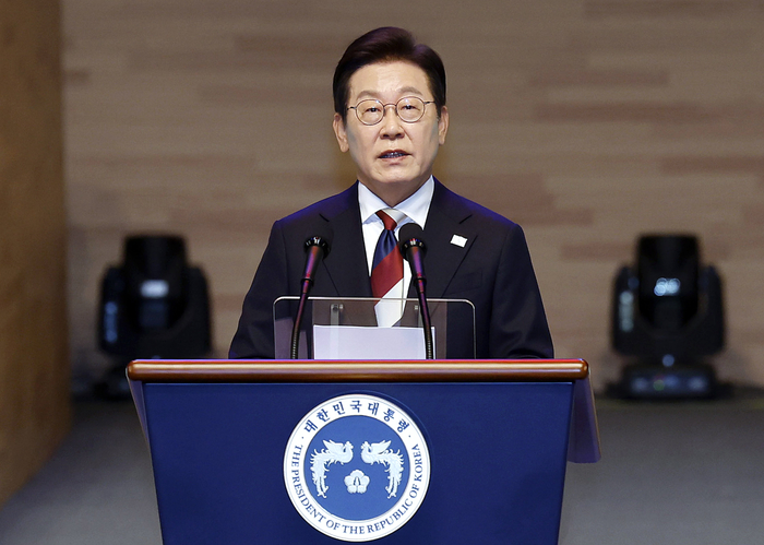 이재명 대통령, 80주년 광복절 경축사     (서울=연합뉴스) 홍해인 기자 = 이재명 대통령이 15일 서울 세종문화회관에서 열린 80주년 광복절 경축식에서 경축사를 하고 있다. 2025.8.15 [대통령실통신사진기자단]     hihong@yna.co.kr (끝)