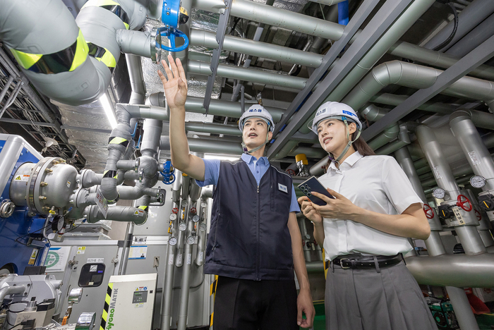 에스원 임직원이 블루스캔의 주요 기능을 설명하고 있다.(애스원 제공)