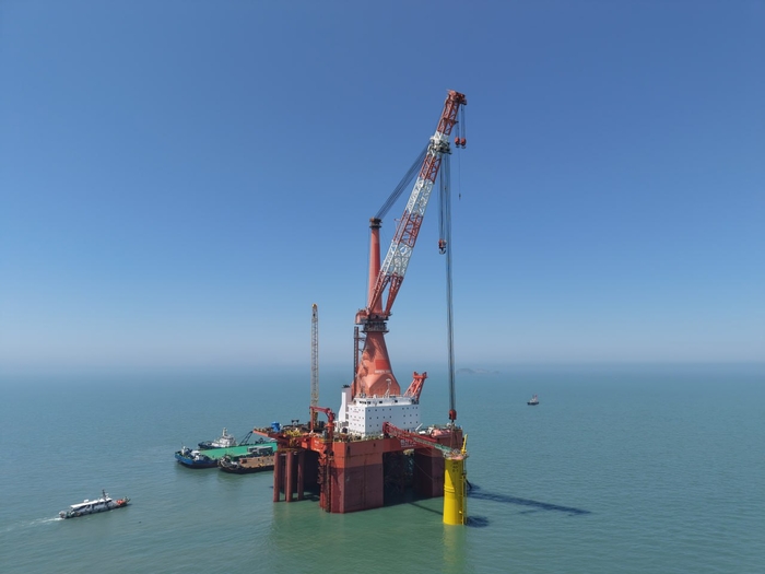 삼해이앤씨가 보유한 해상풍력발전기 설치선 한산 1호가 바다에서 풍력발전기 부품을 운반하고 있다.