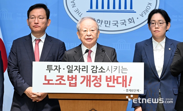 손경식 한국경영자총협회장이 18일 서울 여의도 국회 소통관에서 경제6단체와 함께 노동조합법 개정안 수정 촉구 공동성명을 발표하고 있다. 경제 6단체는 “최소한의 노사관계 안정과 균형을 위해서라도 경제계 대안을 반드시 수용해 줄 것”을 호소했다.
이동근기자 foto@etnews.com