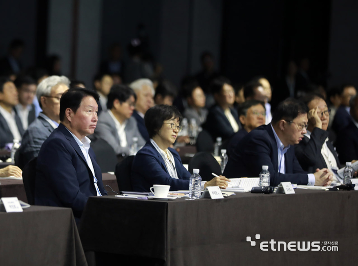 [포토] 이천포럼 2025 참석한 최태원 회장