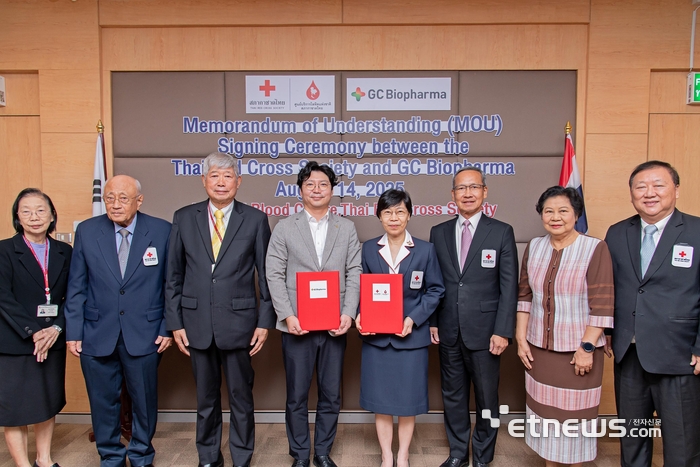 MOU 체결 후 기념 사진촬영 중인 박형준 GC녹십자 오창공장 본부장(좌), 두차이 차이와니치시리(Dootchai Chaiwanichsiri) 태국 적십자사 혈액원장(우)