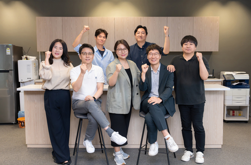 서울 광화문 교보생명 본사 '이노스테이지'에서 교보생명 사내벤처 4기가 기념촬영을 하고 있다. (사진=교보생명)