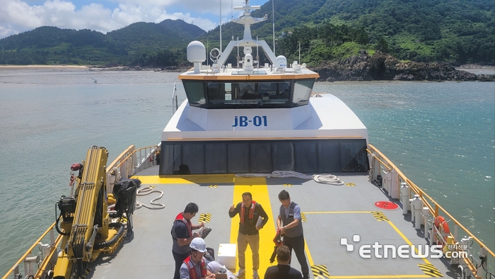 풍력단지 현장을 오고가는 제비1호에서 최민석 삼해이앤씨 상무(가운데)가 브리핑을 하고 있다.