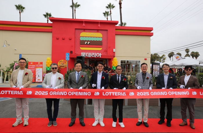 좌측 세번째부터 조성호 LA 총영사관 부영사, 차우철 대표이사, 프레드 정 플러턴 시장, 신동권 사외이사