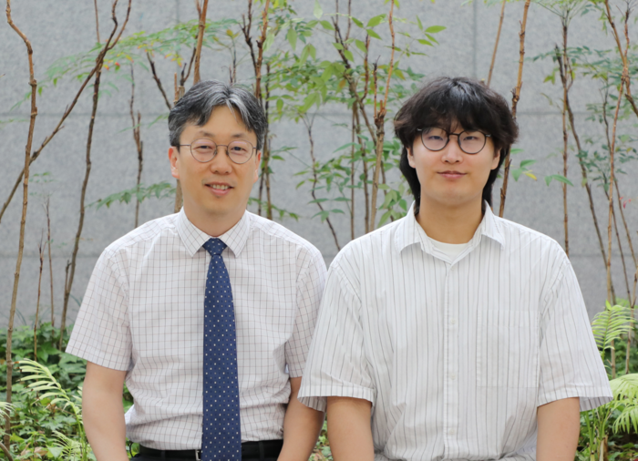 이윤구 교수(왼쪽)와 황영준 석박사통합과정생