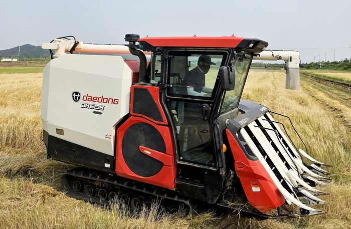 대동이 출시한 6조 콤바인 'DH6135-A'
