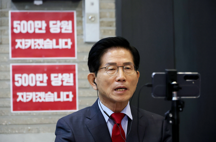 김건희 특검의 국민의힘 당사 압수수색에 반대하며 당사 현관에서 농성 중인 김문수 당 대표 후보가 18일 농성 현장에 앉아 언론 인터뷰를 하고 있다. 연합뉴스