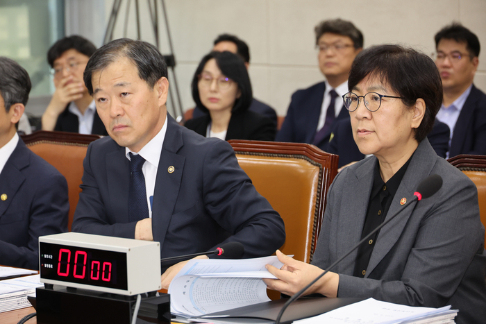 18일 국회에서 정은경 보건복지부 장관 등이 출석한 가운데 보건복지위원회 전체회의가 열리고 있다. (자료: 연합뉴스)