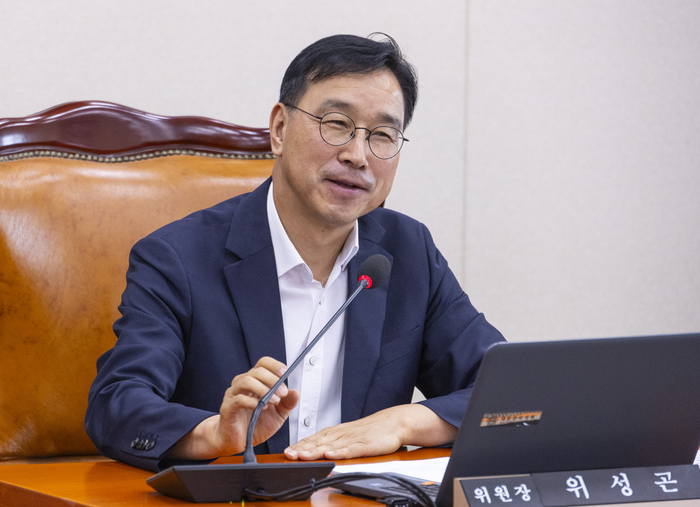 18일 국회에서 열린 기후위기특별위원회 전체 회의에서 새롭게 위원장으로 선출된 더불어민주당 위성곤 의원이 회의를 진행하고 있다. 연합뉴스.