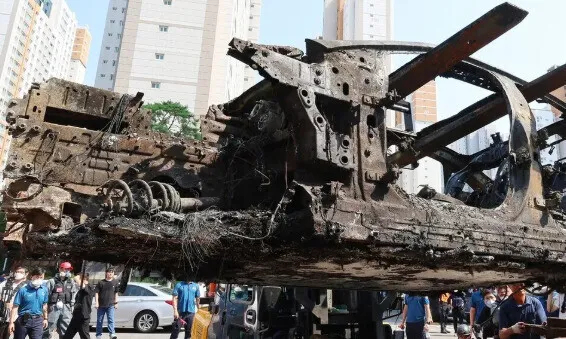 지난해 8월 인천 서구 청라동 아파트 지하 주차장 화재 현장에서 합동 감식을 마친 경찰이 화재가 발생한 전기차를 옮기고 있다.〈연합뉴스〉