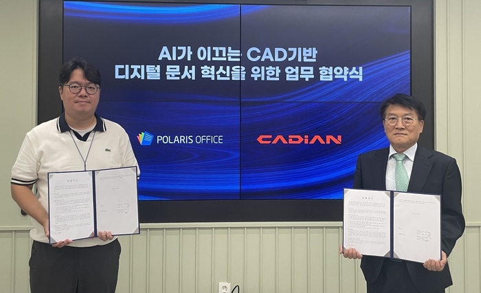 이해석 폴라리스오피스 사업본부장 겸 CAIO(왼쪽)와 박승훈 캐디안 대표가 업무협약식에서 사진촬영을 하고 있다. 폴라리스오피스 제공