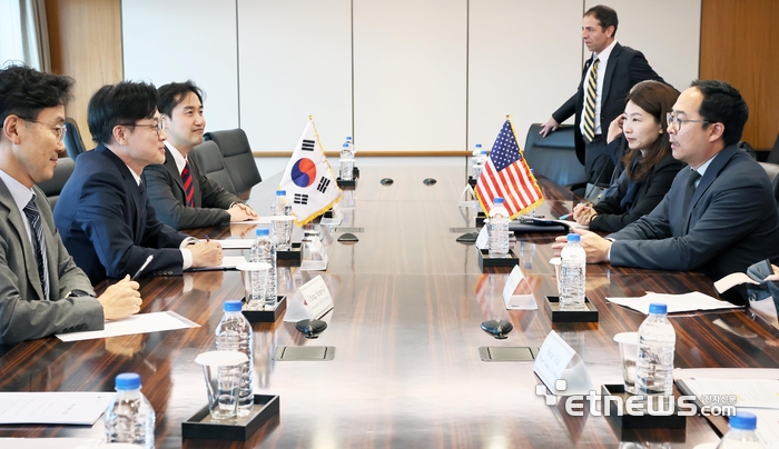 김정관 산업통상자원부 장관은 19일 서울 중구 소공동 롯데호텔에서 태미 더크위스(Tammy Duckworth) 상원의원, 앤디 김(Andrew Kim) 상원의원과 면담을 갖고, 한-미 양국 간 무역협력 방안 등을 논의하였다. 산업부 제공