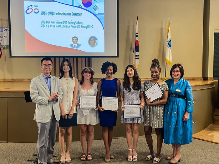 이종복 HS효성USA 법인장(왼쪽)이 지난 16일(현지시각) 미 앨라배마 지역 우수학생들에 장학금을 전달했다. HS효성