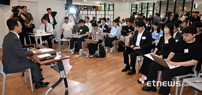 [포토] 출입기자단 만난 김민석 총리