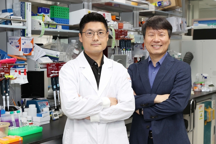 연구를 진행한 신종칠 KAIST 생명과학과 박사(왼쪽)와 허원도 교수