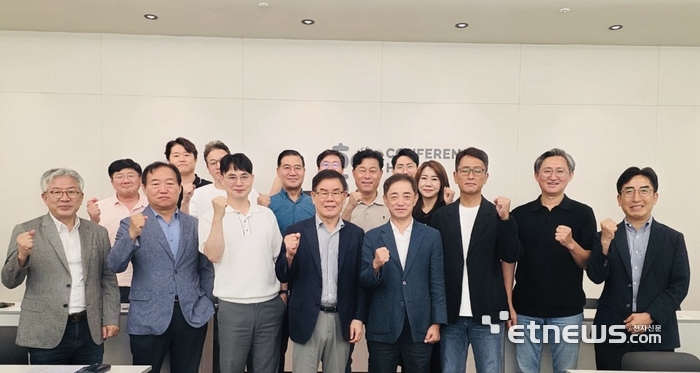 정보과학진흥협회 CEO포럼. (앞줄 왼쪽부터)조성진 대림대학교 교수, 김완수 디센트릭 대표, 성기정 모두솔루션 상무, 김태환 자바네트웍스 대표, 한진희 엑시트 대표, 윤여주 윤커뮤니케이션즈 대표, 박승진 한국정보과학진흥협회 이사장, 김종필 디알씨티에스 이사