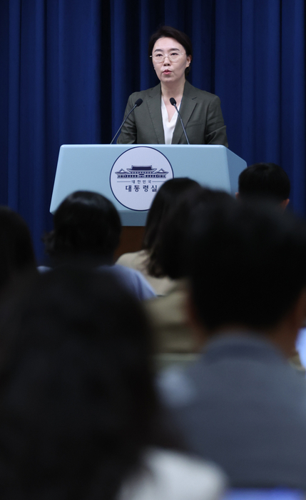 경제단체ㆍ기업인 간담회 설명하는 대통령실 대변인     (서울=연합뉴스) 한상균 기자 = 강유정 대변인이 19일 용산 대통령실 기자회견장에서 이재명 대통령의 경제단체 및 기업인 간담회 관련 브리핑을 하고 있다. 2025.8.19     xyz@yna.co.kr (끝)