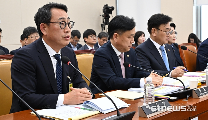 국회 과학기술정보방송통신위원회 SK텔레콤 해킹 관련 청문회가 지난 5월 8일 서울 여의도 국회에서 열렸다. 유영상 SKT 대표(맨 왼쪽)가 질의에 답하고 있다. 이동근기자 foto@etnews.com