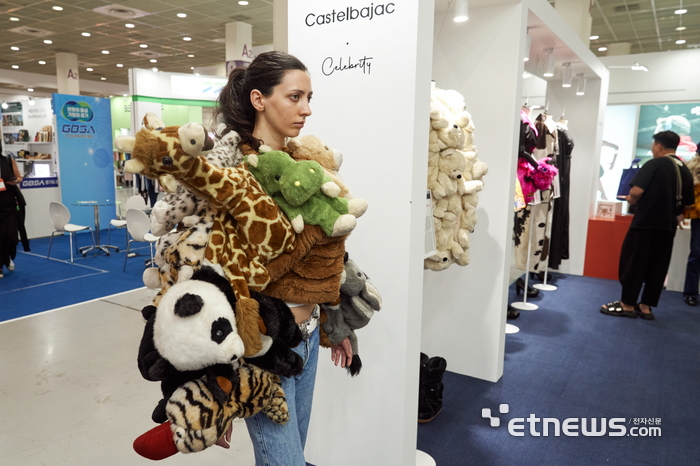 패션그룹형지가 오는 22일까지 서울 코엑스에서 열리는 국내 최대 섬유패션 전시회 '프리뷰 인 서울 2025'에 참여해 전시 부스를 운영한다. 형지는 이번 전시에서 '헤리티지와 AI 패션기술의 특별한 만남'을 슬로건으로 과거의 발자취부터 미래를 위한 도전과 혁신의 행보까지 한눈에 살펴볼 수 있도록 테마별로 5개의 전시존을 마련했다. 형지글로벌의 K패션 브랜드 까스텔바작의 아카이브를 입은 모델이 퍼포먼스를 하고 있다.