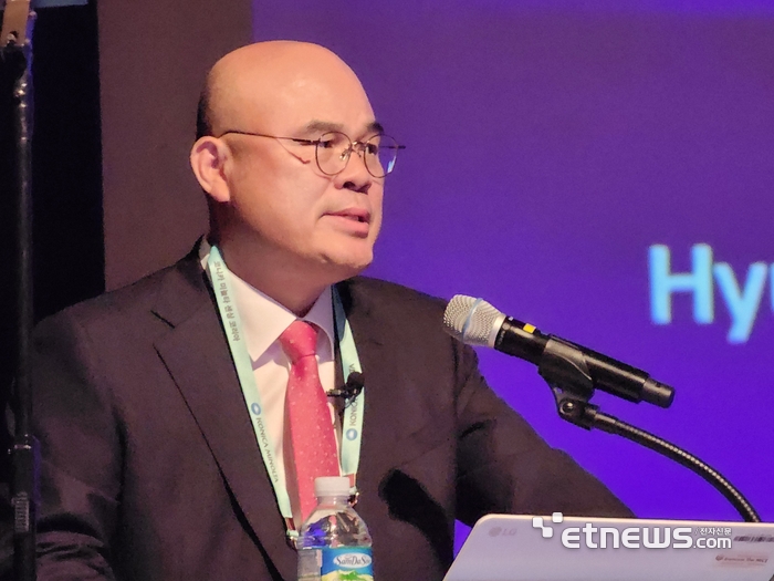 최현철 LG디스플레이 SC사업부장이 20일 부산 벡스코에서 열린 IMID 2025에서 기조연설하고 있다. (사진= 김영호 기자)