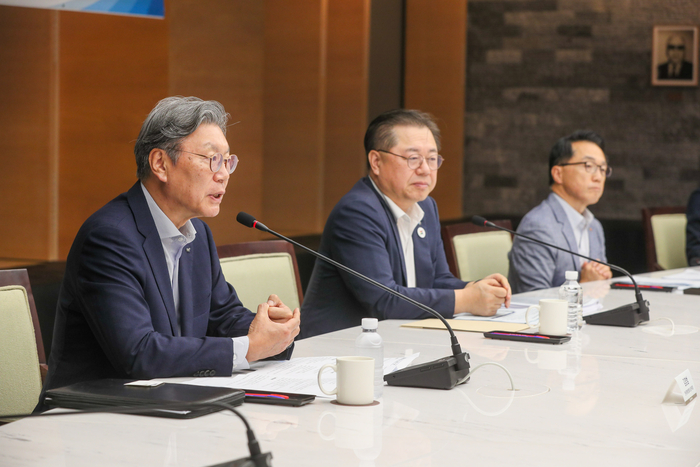 김창범 한경협 부회장(사진 왼쪽 첫번째)이 20일 대한상공회의소에서 열린 '기업성장포럼 발족 킥오프 회의' 에서 인사말을 하고 있다.