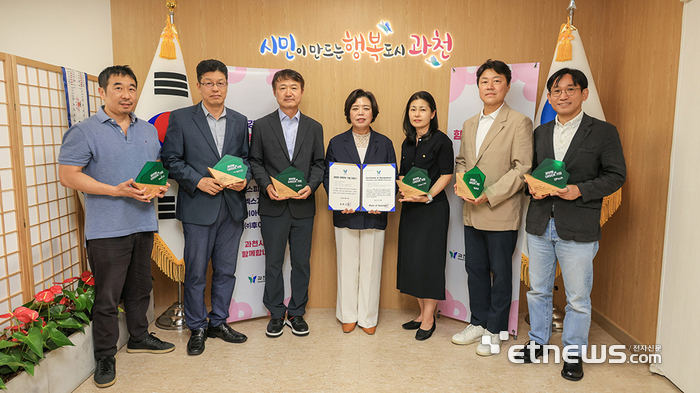 왼쪽부터 정지훈 후이즈 대표, 강명진 엑스게이트 상무, 원종홍 가비아 대표, 신계용 과천시장, 박형미 가비아CNS 부사장, 김지욱 KINX 대표, 윤원철 에스피소프트 상무.