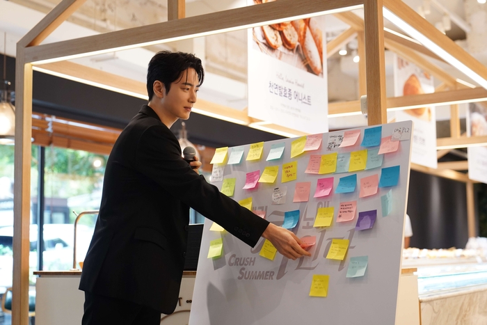 엔제리너스, 배우 이준혁 팬사인회 열어