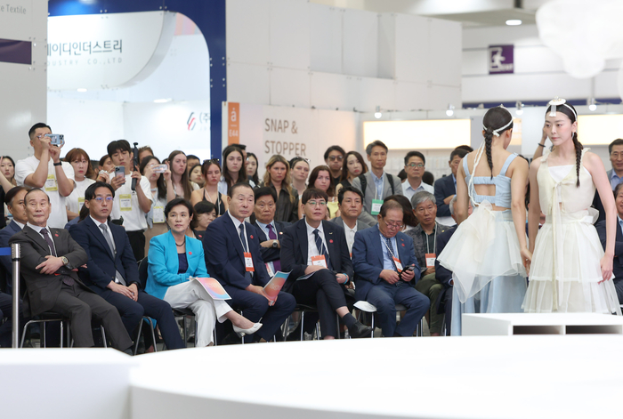 프리뷰 인 서울 2025(Preview In Seoul 2025, 이하 PIS)을 개막식을 함께한 섬유 패션업계 인사들이 전시장 내에 열린 패션쇼를 보고있다.