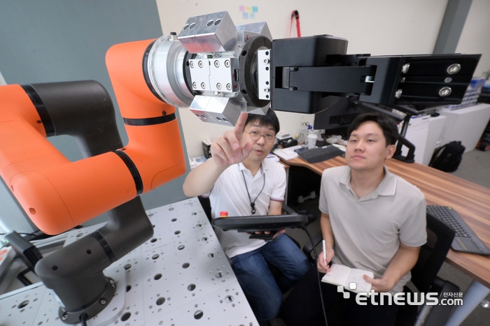 [포토] 암수구분 없는 연결 메카니즘 탑재된 로봇