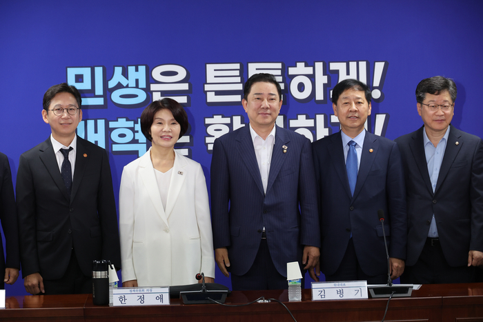 20일 서울 여의도 국회 의원회관에서 열린 새정부 경제성장전략 관련 당정 협의에서 더불어민주당 김병기 원내대표, 구윤철 부총리 겸 기재부 장관 등 참석자들이 기념촬영을 하고 있다. 연합뉴스